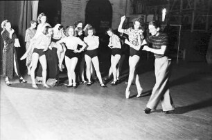 Plaza: Plaza-Girls proben; Willm Beck und Madl. Bethke tanzen vor; (von oben)