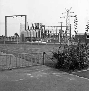 Umspannwerk der Schleswag AG: vorn links Tor: rechts Busch: dahinter Rasenfläche und Zäune