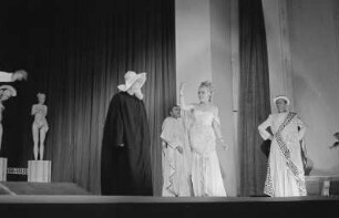 Szenenbilder aus der Operette "Die schöne Helena" von Jaques Offenbach im Metropol-Theater Berlin