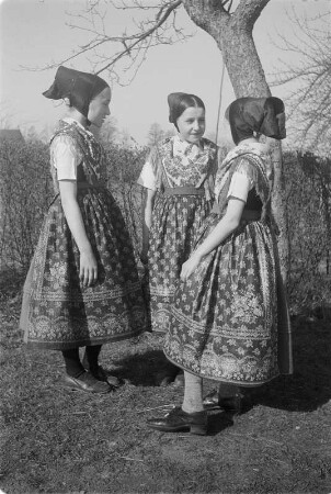 Mädchen in Hoyerswerdaer Tracht. : Holcy we Wojerowskej narodnej drasće.