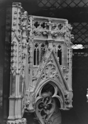 Grabmal des Erzbischofs Walram von Jülich — Architekturrahmung der Liegefigur