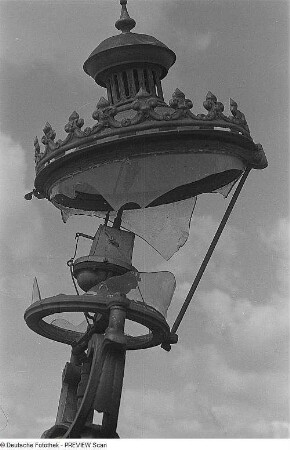 Dresden. Zerstörte Gaslaterne auf der Carolabrücke