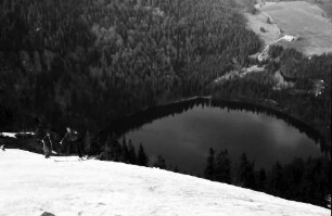 Feldberg: Letzte Skifahrer (Hintergrund Feldsee); am Hang zum Feldsee