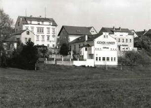 Ottendorf-Okrilla. Ortsteilansicht in Richtung Bergstraße. Wiese an der Kleinen Röder