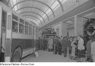 Besucher an einem Messestand mit Kraftfahrzeugen in der sowjetischen Ausstellungshalle (Sowjetischer Pavillon)