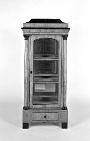 Vitrinenschrank