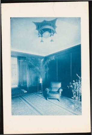 Herrschaftlicher Eingangsraum, Berlin: Blick in einen repräsentativen Eingangsraum mit Deckenlampe, Ledersessel, Pflanzentischchen, im Hintergrund Tür zum Pförtner