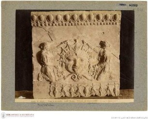 Friesfragment mit Maske, weibliche Figuren und Eierstab