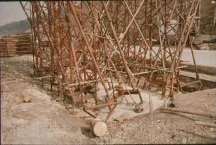 Bauwerk H 62,5, Reisberg-Überführung, Lehrgerüst-Fundament im Mittelstreifen
