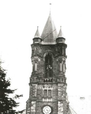 Annaberg-Buchholz. Stadtkirche St. Katharinen (Baubeginn 1504, Vollendung 1875). Turm von Südsüdwest (von der Karlsbader Straße)