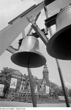 Leipzig. Zwei Glocken, im Hintergrund die Evangelisch-Reformierte Kirche zu Leipzig