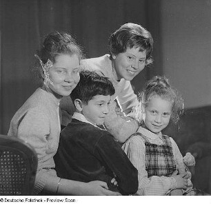 Gruppenporträt von vier Geschwistern