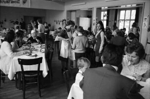 Gemeinsames Mittagessen der Gemeindemitglieder der evangelischen Auferstehungskirche in Rüppurr zu Gunsten der Einrichtung eines Jugendheims in der Bellenäckersiedlung