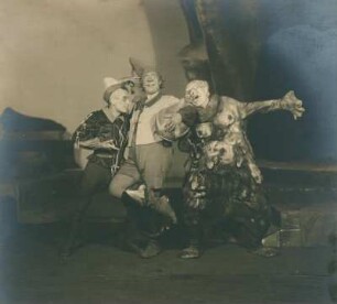 "Der Sturm" von William Shakespeare. Szene mit Martin Hellberg als Trinculo, Alexis Posse als Stephano und Bruno Decarli als Caliban. Dresden: Schauspielhaus, 29.06.1930