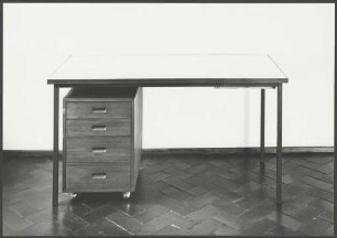 Schreibtisch und Unterschrank, 1967 (Foto)