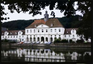 Karlshafen: Rathaus mit Spiegelung im Teich