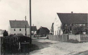 Dorfstraße in Wessel : Wjesna dróha we Wjeselu