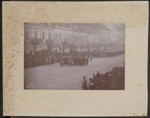 Freiburg, Aufmarsch der Infanterie, an der Spitze Musikcorps.