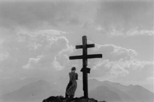 Portrait : Portrait einer Frau vor einem Gipfelkreuz.
