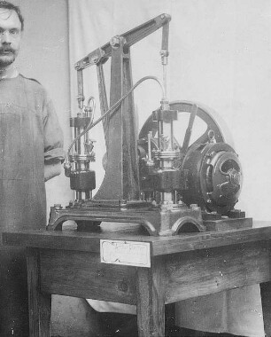 Zweistieflige Luftpumpe mit Motorantrieb : Technikgeschichte | Physik | Mechanik | Wassermesser