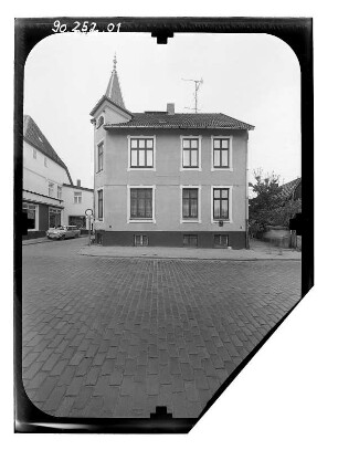 Bützow, Wilhelm-Pieck-Straße (Lange Straße). Wohnhaus mit Turm. Eckansicht