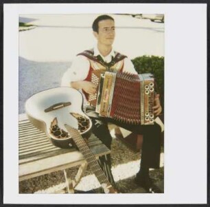 Musiker in Zillertaler Tracht am Landgasthof Linde in Stumm