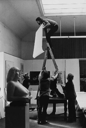 Die Bildhauerin Thea Richter während der Hängung für die Gruppenausstellung "Das Frühstück im Freien"