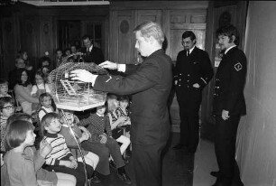 Weihnachtsbescherung von Soldaten der Fregatte Karlsruhe für die Kinder des städtischen Kinderheims in der Sybelstraße