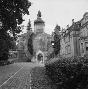 Hauptfassade und Seitenflügel von Schloss Halbau