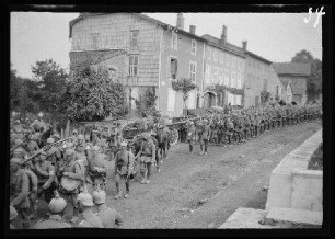 Blâmont (Dep. Meurthe-et-Moselle, Frankreich): Marsch des Infanterieregiments in der Straße Rue de la Gare, Kreuzung Route de Strasbourg] ("durch Blamont")