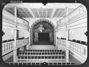 Gotha, Parkallee 15. Schloss Friedenstein. Ekhof-Theater (Einbau 1681-1683, Umbau 1774-1775). Blick vom 1. Rang über den Zuschauerraum zur Bühne