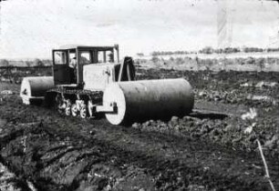 Traktor DT-55 mit zwei Walzen