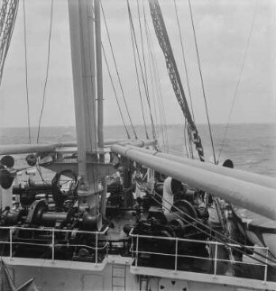 Wellengang : Wellen brechen sich am Bug eines Schiffes