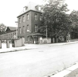 Dresden-Südvorstadt, George-Bähr-Straße 1 b/c. Technische Universität Dresden. Institut für Kraftfahr- und Flugwesen (1937-1940). Straßenansicht mit Einfahrt und Pförtnerhäuschen von Nordost