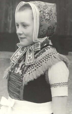 Schleifer Mädchen in Tanztracht aus Mulkwitz : Kleidung - Schleifer Tracht. Ort: Mułkecy / Mulkwitz. Schleifer Mädchen in Tanztracht aus Mulkwitz.