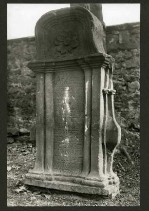 Friedhof. Grabstein des Jakob Osterheld. 31 Wochen alt, +1754. Vergl. 510 und 511. 1931