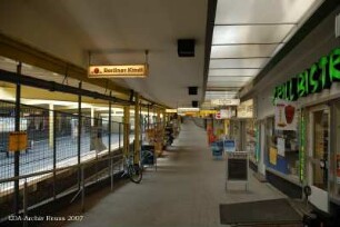 U-Bahnhof Onkel Toms Hütte mit Ladenstraßen; Berlin, Steglitz-Zehlendorf