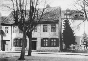 Güstrow, Domplatz und Wall. Wohnhaus und John-Brinckman-Schule (1906)