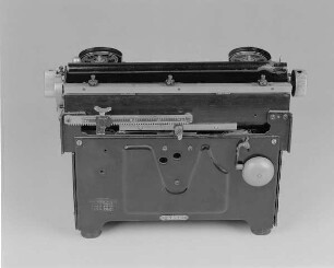 Typenhebelschreibmaschine "ORGA PRIVAT". Vorderanschlag (sofort sichtbare Schrift), Universaltastatur mit 42 Tasten, Farbband. Rückansicht