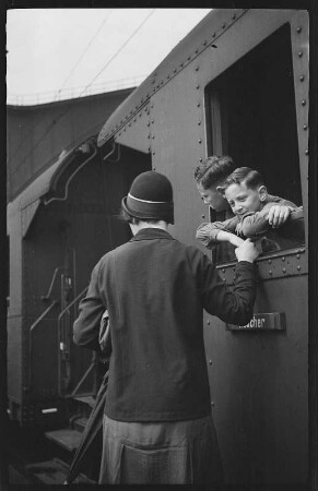 Abschied von den Kindern vor der Abfahrt des Zuges