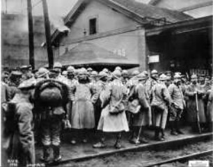 Französische Kriegsgefangene auf dem Bahnhof von Vouziers