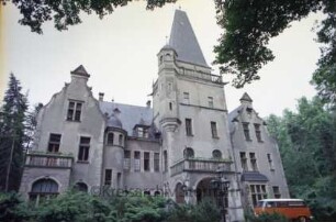 Gut: Schloßstraße 10: Herrenhaus [auch Schloss Tremsbüttel]: Blick von Nordwesten: Vorderfront mit Haupteingang, Balkon, Erker