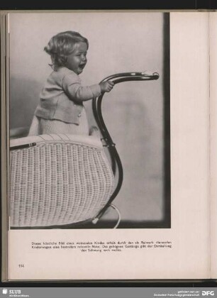 [Kind im Kinderwagen]