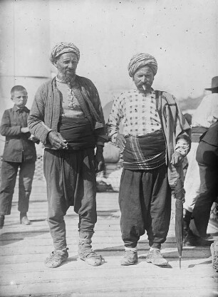 Zwei Männer mit Turban : Rumänien, Dobrudscha. Zwei türkisch gekleidete Männer auf einem Donaudampfer.
