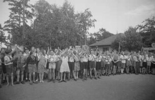 1. Zentrales Pionierlager "Georgi Dimitroff" in Prora auf Rügen : Applaudierende Pioniere beim Appell