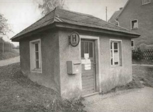 Dippoldiswalde-Reinholdshain. Bushaltestelle mit Wartehäuschen