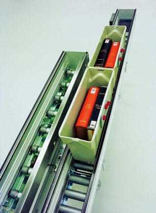 Bahnhof der Buchförderanlage. Beladene Transportbehälter im Ankunftsgleis