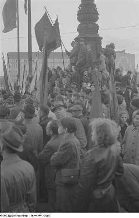 Teilnehmer der Kundgebung auf dem Karl-Marx-Platz (heutiger Augustusplatz)