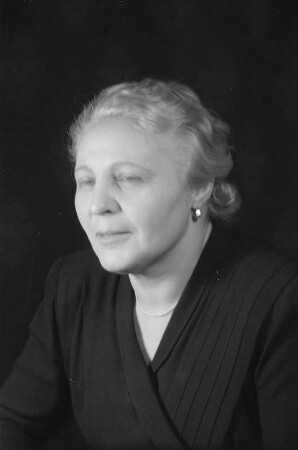 Porträtaufnahmen der Professorin Elisabeth Zaisser (1950-1952 Staatssekretärin im Ministerium für Volksbildung der DDR) im Zuge einer Reportage aus dem Ministerium für Volksbildung der DDR : Porträt von Elisabeth Zaisser