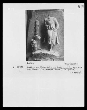 Südliches Westportal — Südlicher Türpfosten — Ein Mann flieht vor einem Hasen, Symbol der Feigheit (i 3)